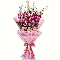 Online Best Friend Gifts of 10 Pcs Ferrero Rocher 10 Red White Roses Bouquet in Mumbai on Friendship Day