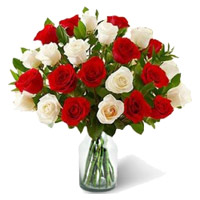 Send Rakhi with Red White Roses in Vase 30 Flowers in Mumbai