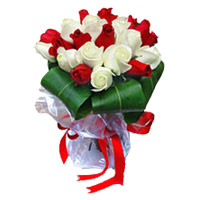 Online Flowers Delivery in Nashik of Red White Roses Bouquet 15 Flowers to Mumbai in Bhaidooj